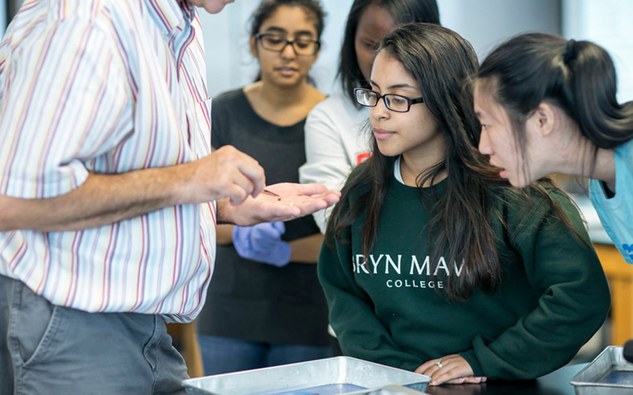Biology professor Peter Brodfeuhrer, the Posse STEM immersion program director, directs a laboratory activity for Bryn Mawr Posse Scholars. (Photo courtesy of Bryn Mawr College)
